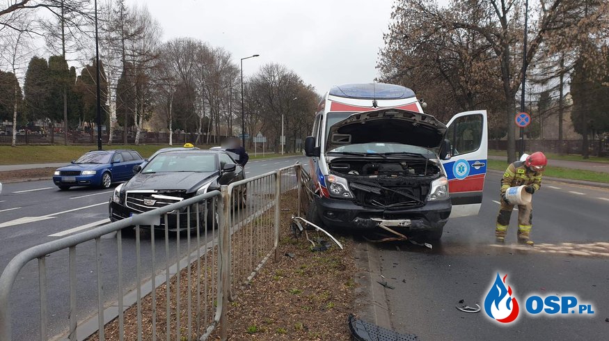 Wypadek karetki na sygnale w Lublinie. Ambulans zderzył się z samochodem. OSP Ochotnicza Straż Pożarna