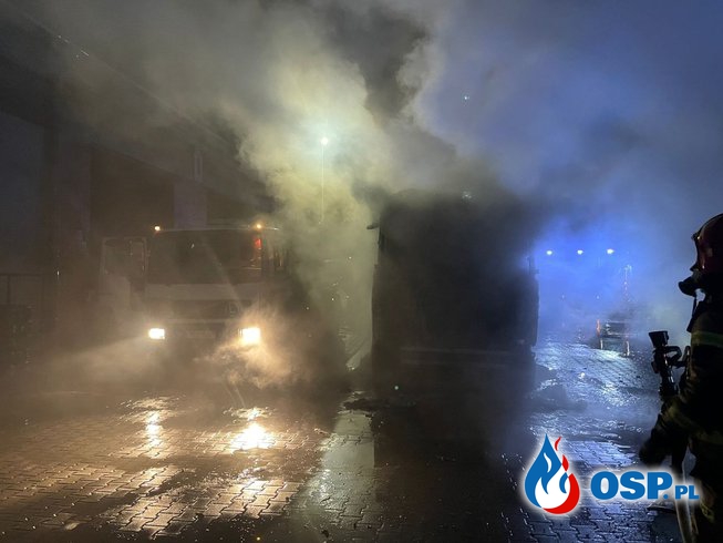 Cysterna w ogniu, obok stała kolejna. Groźny pożar w Nysie. OSP Ochotnicza Straż Pożarna