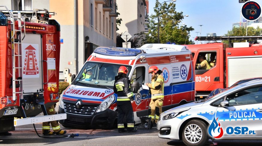 Karetka na sygnale zderzyła się z BMW. Kierowca ambulansu został ranny. OSP Ochotnicza Straż Pożarna