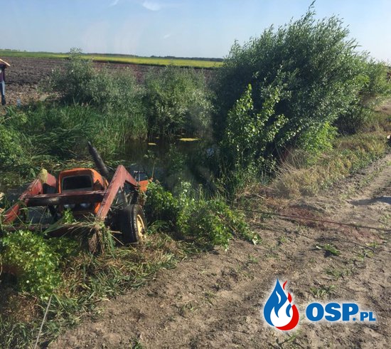 Przewrócony ciągnik rolniczy pod którym znajdował sie kierowca.(wypadek śmiertelny ) OSP Ochotnicza Straż Pożarna