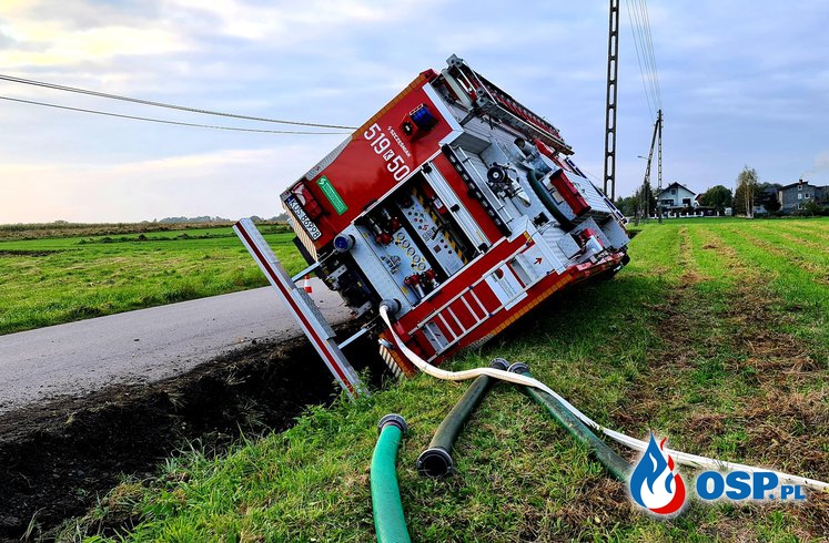 Wóz OSP Brzeszcze wpadł do rowu jadąc do akcji OSP Ochotnicza Straż Pożarna