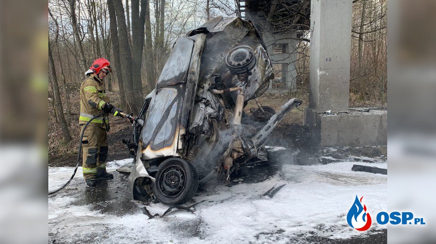 Auto roztrzaskało się o filar i stanęło w ogniu. Tragiczny wypadek w Katowicach. OSP Ochotnicza Straż Pożarna
