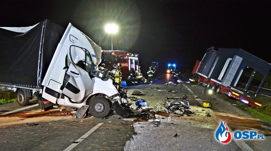 Czołowe zderzenie busa z ciężarówką. 37-latek zginął na miejscu. OSP Ochotnicza Straż Pożarna