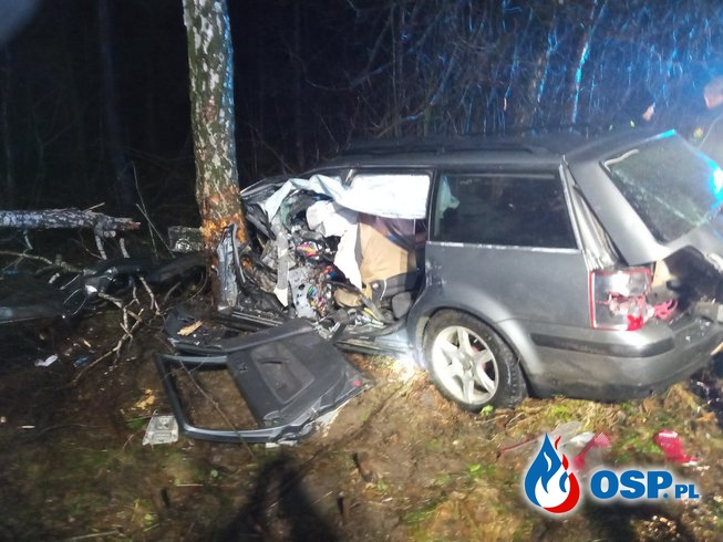 Samochód z ogromną siłą uderzył w drzewo. Tragiczny wypadek w Nowy Rok. OSP Ochotnicza Straż Pożarna