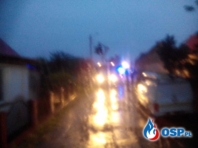 Piorun uderzył w dach domu. OSP Ochotnicza Straż Pożarna