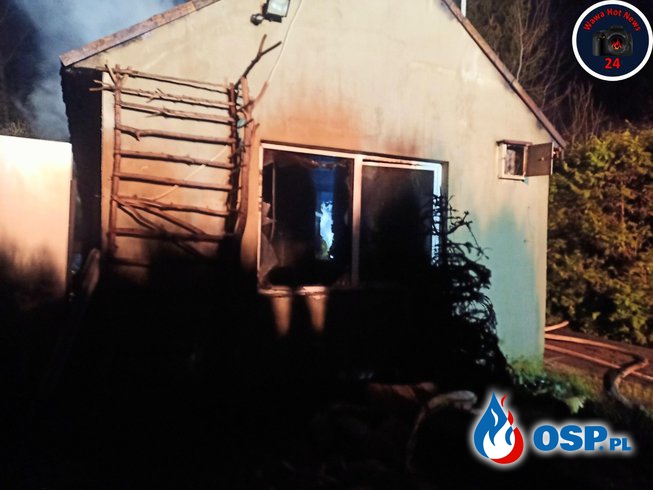 Nocny pożar domu pod Piasecznem. Lokator zdążył uciec przed ogniem. OSP Ochotnicza Straż Pożarna