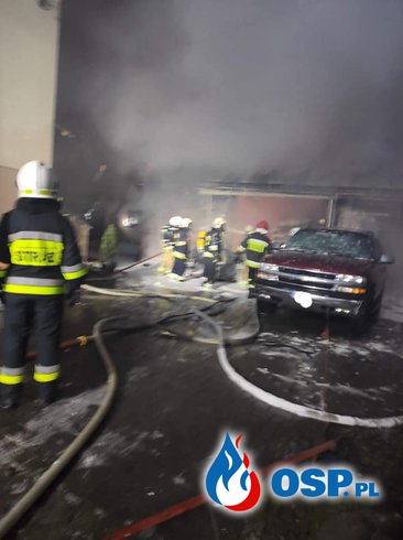 Kilka samochodów spłonęło w warsztacie samochodowym. Pożar w Libertowie. OSP Ochotnicza Straż Pożarna