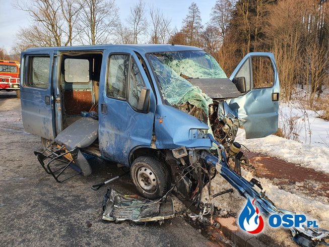 Wypadek samochodu na ul. Pułkownika Józefa Sokola w Nowej Rudzie OSP Ochotnicza Straż Pożarna