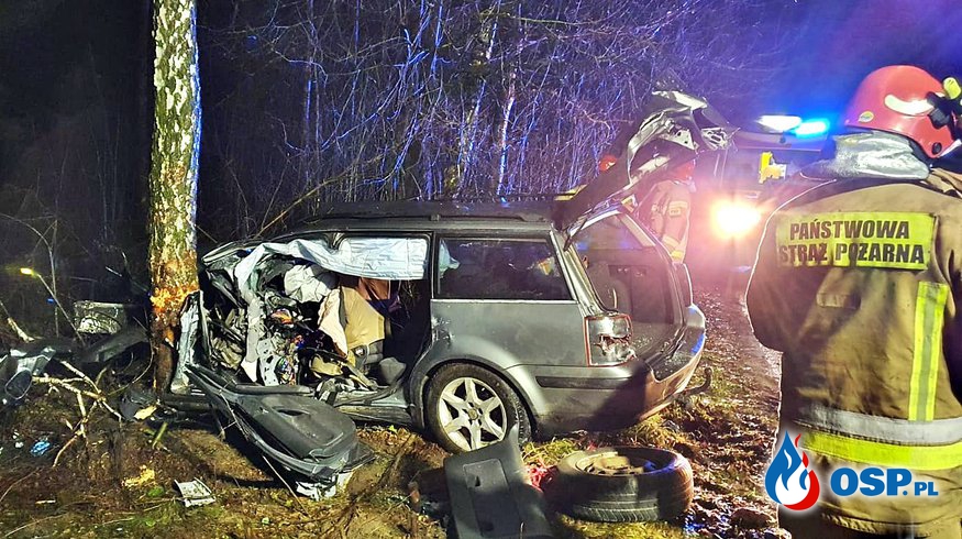 Samochód z ogromną siłą uderzył w drzewo. Tragiczny wypadek w Nowy Rok. OSP Ochotnicza Straż Pożarna