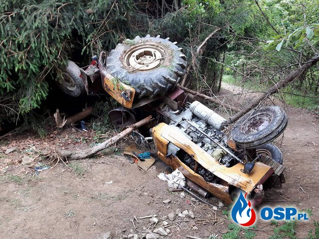 Wypadek ciągnika rolniczego w lesie. Kierowca zabrany do szpitala przez LPR. OSP Ochotnicza Straż Pożarna
