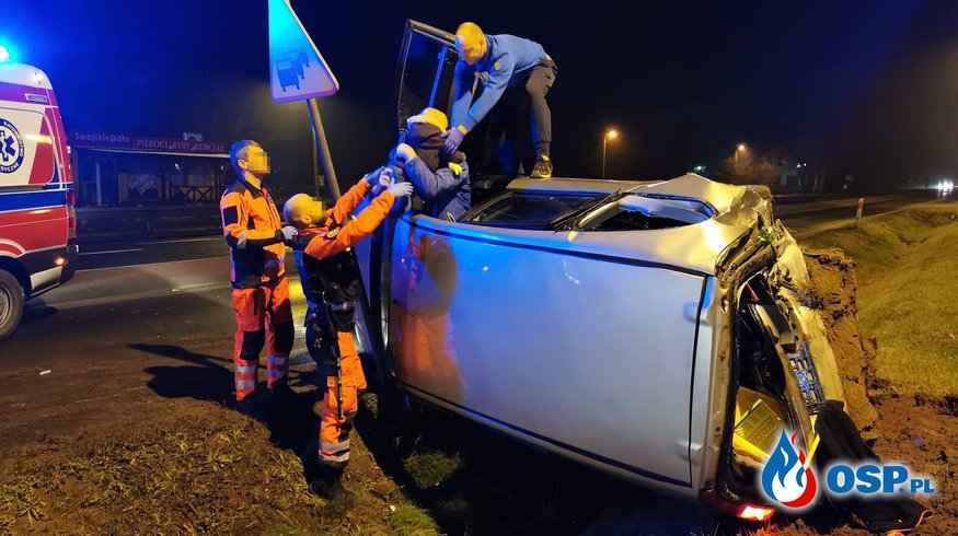 Pijany w sztok kierowca wjechał w auto z 4-osobową rodziną. Dramatyczny wypadek pod Poznaniem. OSP Ochotnicza Straż Pożarna