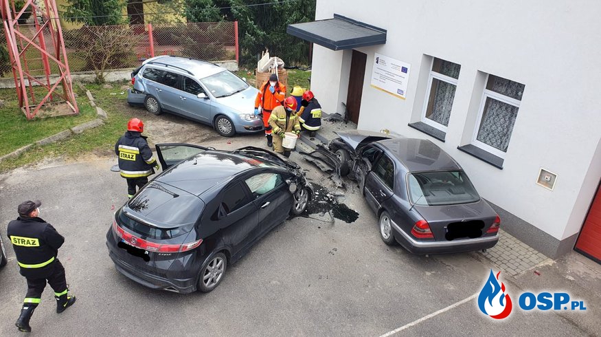 Wypadek na parkingu JRG w Strykowie. Rozpędzony samochód staranował auta strażaków. OSP Ochotnicza Straż Pożarna