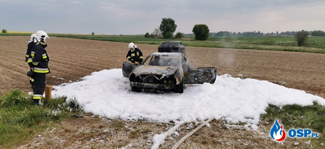 Młody kierowca kręcił bączki nowo kupionym mercedesem. Ugasili go strażacy. OSP Ochotnicza Straż Pożarna