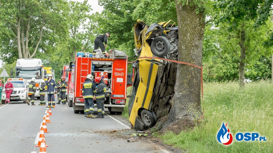 Samochód po wypadku zawisł pionowo na drzewie! OSP Ochotnicza Straż Pożarna