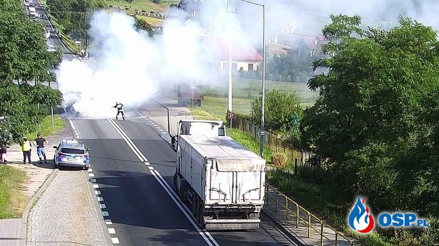 Pożar ciężarówki na Zakopiance. Pojazd doszczętnie spłonął. OSP Ochotnicza Straż Pożarna