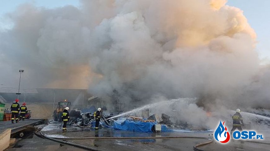 Duży pożar na składowisku elektrośmieci. W akcji prawie 100 strażaków. OSP Ochotnicza Straż Pożarna