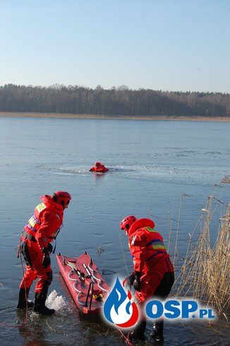 Ćwiczenia z ratownictwa na lodzie z użyciem deski lodowej. OSP Ochotnicza Straż Pożarna