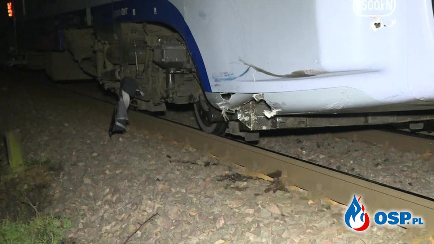 Motorower wjechał wprost pod pociąg. Zginęło dwóch mężczyzn. OSP Ochotnicza Straż Pożarna