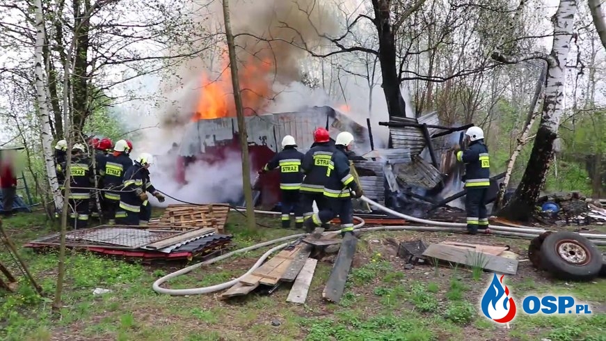 7 zastępów strażaków gasiło pożar drewutni OSP Ochotnicza Straż Pożarna