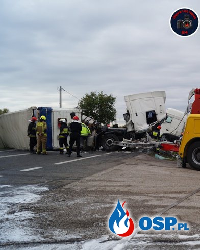 Zderzenie dwóch ciężarówek i osobówki. Na miejscu grupa ratownictwa chemicznego. OSP Ochotnicza Straż Pożarna