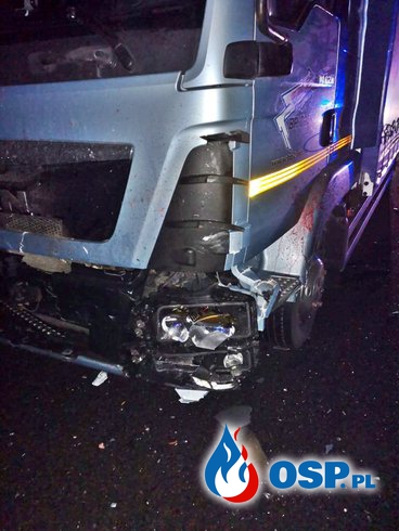 Ford uderzył w naczepę, w rozbite auto wjechała ciężarówka. 48-latek nie żyje. OSP Ochotnicza Straż Pożarna