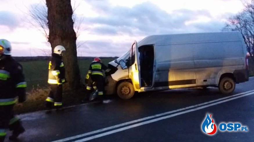 Bus uderzył w drzewo OSP Ochotnicza Straż Pożarna