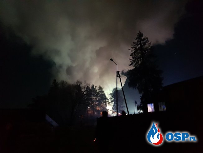 Pożar zabytkowego kościoła w Kasparusie, zawaliła się wieża i dach. W akcji 16 zastępów strażaków. OSP Ochotnicza Straż Pożarna