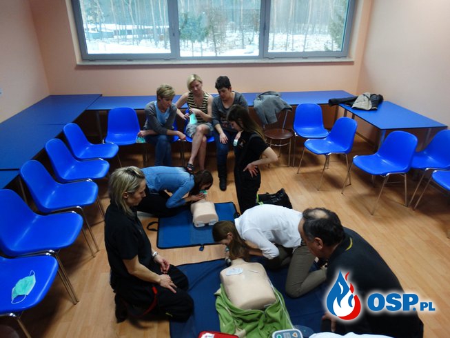 Pierwsza pomoc z AED na Kompleksie Basenów NEMO w Pusktowie Osiedlu OSP Ochotnicza Straż Pożarna