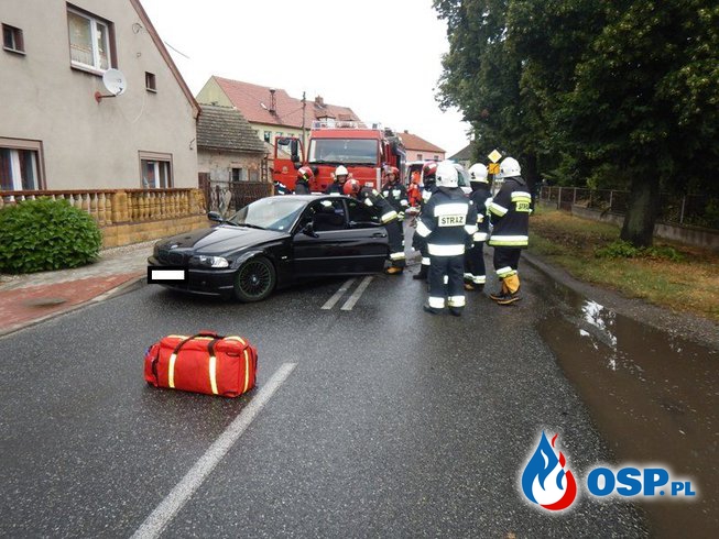 BMW uderzyło w drzewo. Kierowca nie dostosował prędkości do warunków na drodze. OSP Ochotnicza Straż Pożarna