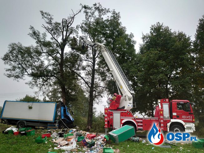 Ciężarówka roztrzaskała się na drzewie. Kierowcy nie udało się uratować. OSP Ochotnicza Straż Pożarna