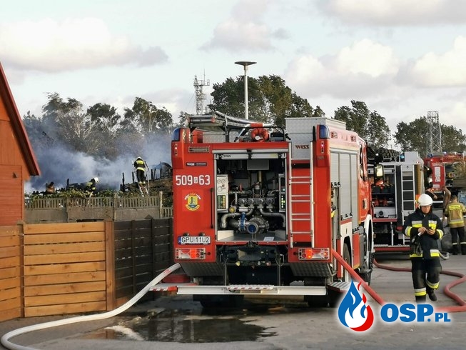 Pożar zabytkowego kutra w Helu. Ogień strawił dużą część łodzi. OSP Ochotnicza Straż Pożarna