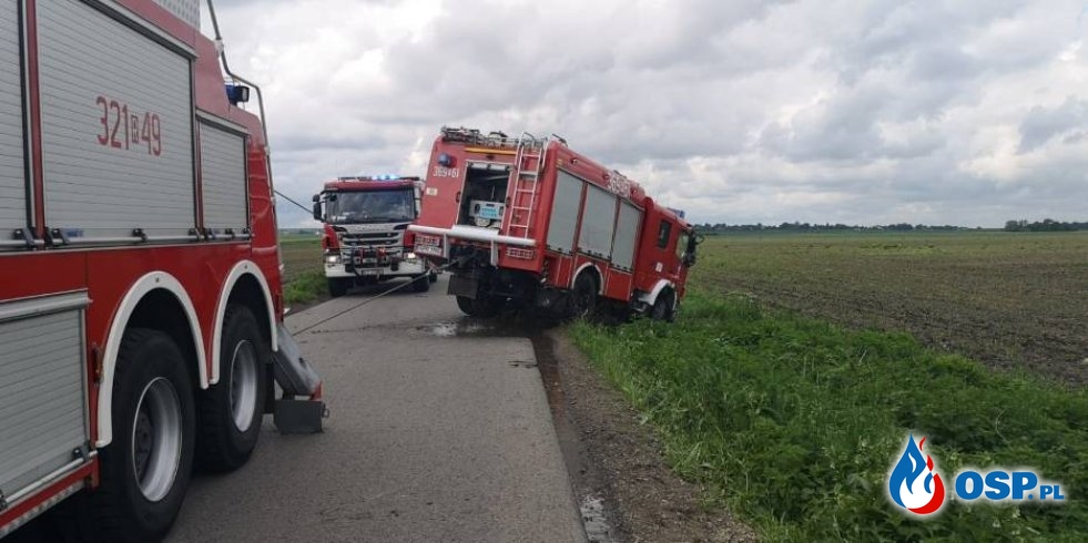 Wypadek wozu strażackiego OSP Niziny. Pojazd wpadł do rowu i przewrócił się na bok. OSP Ochotnicza Straż Pożarna
