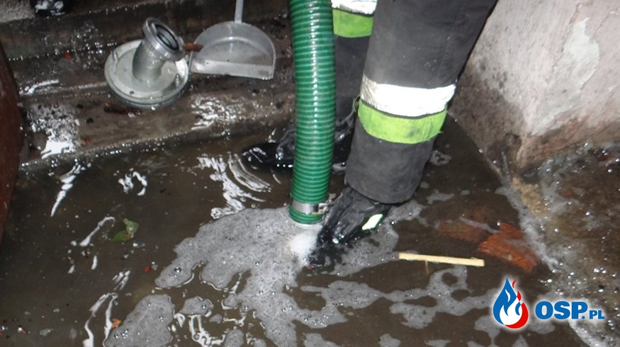 Pompowanie wody z zalanych piwnic. OSP Ochotnicza Straż Pożarna