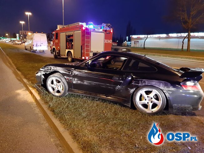 Porsche skasowane po policyjnym pościgu w Łodzi. OSP Ochotnicza Straż Pożarna