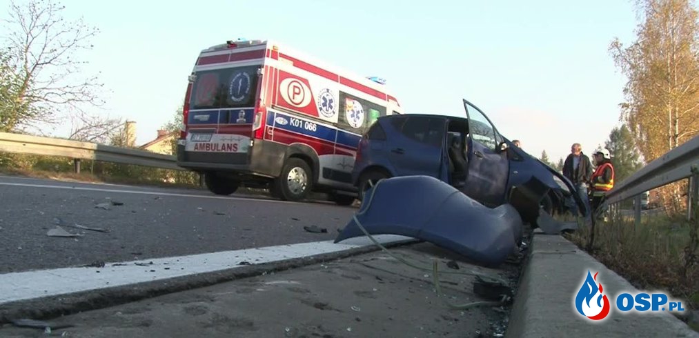  Karetka na boku, auto w rowie. Wypadek pod Tarnowem. OSP Ochotnicza Straż Pożarna