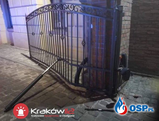Pijany mężczyzna ukradł wóz strażacki, staranował bramę i rozbił się uciekając. OSP Ochotnicza Straż Pożarna