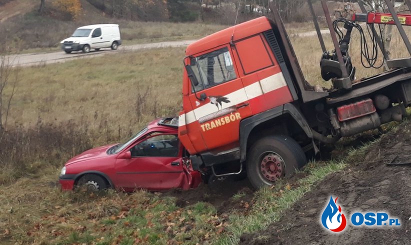 Steyr zderzył się z oplem. Kierowca osobówki ranny, ale miał dużo szczęścia. OSP Ochotnicza Straż Pożarna