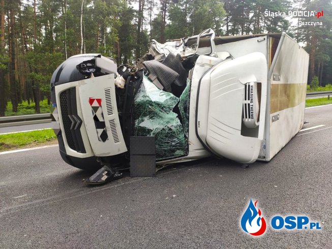 Ciężarówka przewróciła się po zderzeniu z traktorem. "Przyczyną była nadmierna prędkość". OSP Ochotnicza Straż Pożarna