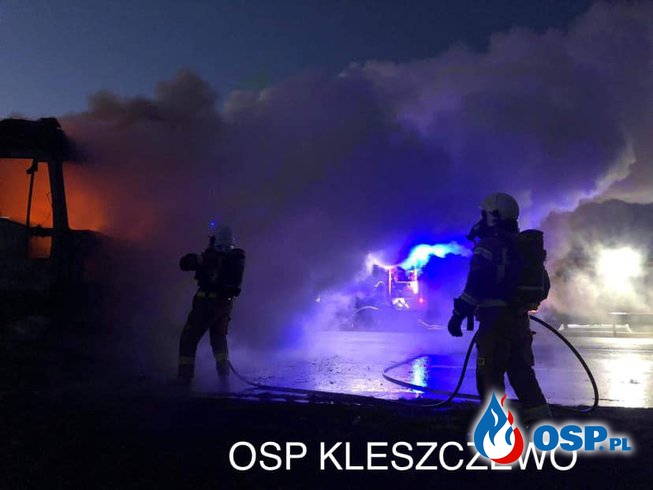 Ciężarówka stanęła w ogniu. Nocna akcja gaśnicza na autostradzie A2. OSP Ochotnicza Straż Pożarna