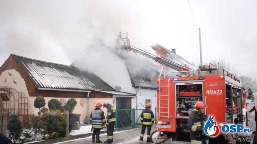 Pożar domu w Krapkowicach. W akcji 14 zastępów straży pożarnej! OSP Ochotnicza Straż Pożarna