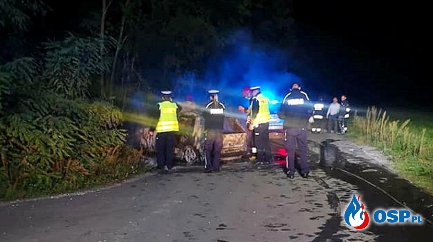 Kobieta zginęła w płonącym samochodzie na leśnej drodze OSP Ochotnicza Straż Pożarna