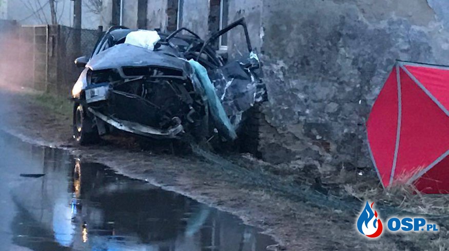 Wypadek audi pod Kędzierzynem-Koźlem. Nie żyje 30-letni kierowca. OSP Ochotnicza Straż Pożarna