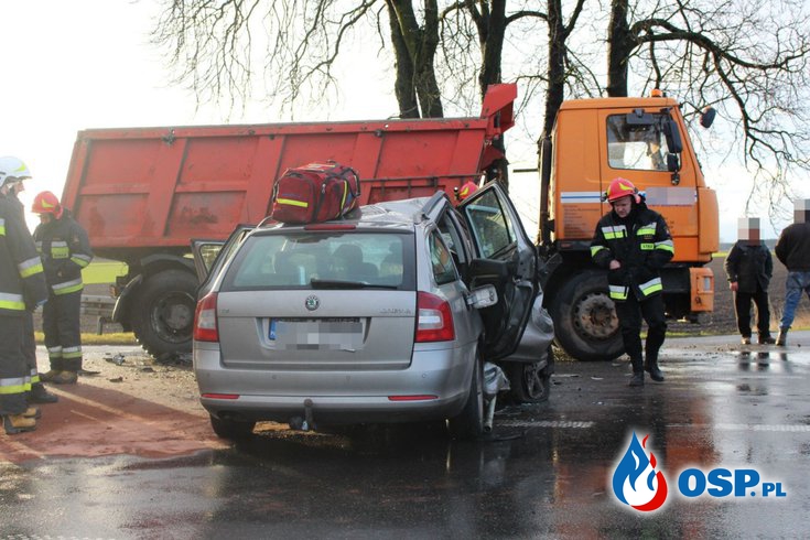 Kierowca ciężarówki "chciał przeciąć drogę". Zderzył się z osobówką. OSP Ochotnicza Straż Pożarna
