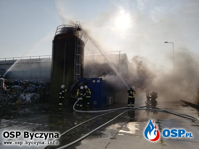 Pożar silosa na składowisku odpadów w Gotartowie.  OSP Ochotnicza Straż Pożarna