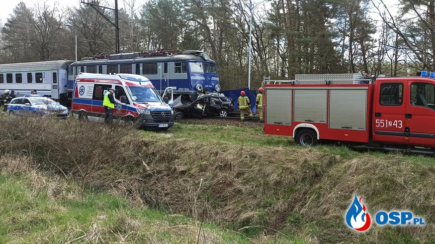 26-latek zginął na przejeździe kolejowym. Wjechał autem wprost pod pociąg. OSP Ochotnicza Straż Pożarna