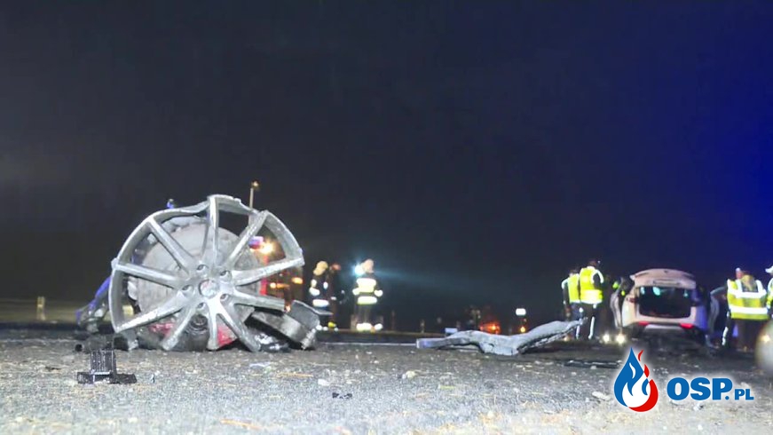 Czołowy wypadek na S8. Obaj kierowcy zginęli, jeden z nich jechał pod prąd. OSP Ochotnicza Straż Pożarna