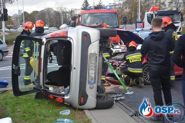Auto na boku, kobieta w szpitalu. Wypadek na warszawskim Mokotowie. OSP Ochotnicza Straż Pożarna