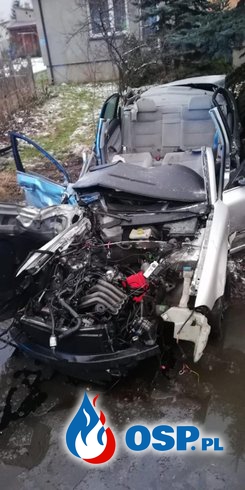 Próbowała uniknąć zderzenia z autem, wjechała w ciężarówkę. Po ranną kobietę przyleciał śmigłowiec. OSP Ochotnicza Straż Pożarna