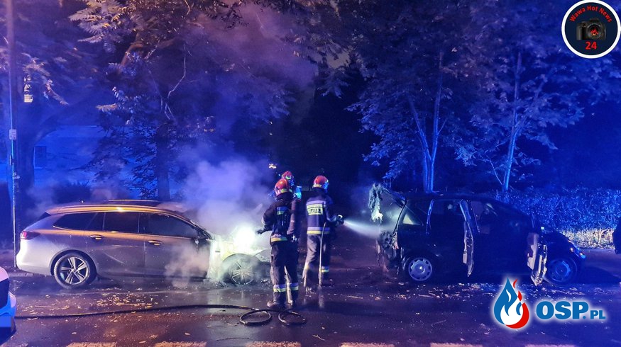 Nocny pożar na warszawskim Muranowie. Spłonęły dwa samochody. OSP Ochotnicza Straż Pożarna