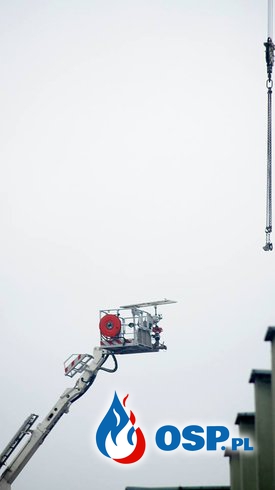 Operator żurawia porażony prądem. Trudna akcja na wysokości 40 metrów. OSP Ochotnicza Straż Pożarna